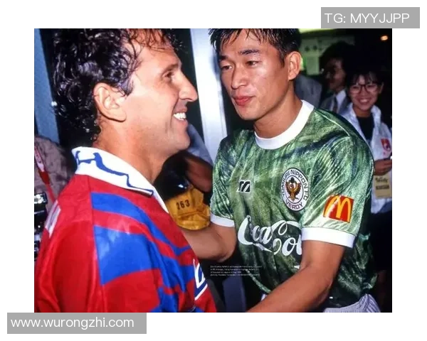 上课时老师提问足球明星的职业生涯与成就引发学生热烈讨论